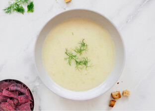 Krensuppe neben einer Schüssel Rote-Rübe-Chips zum Nachkochen - die perfekte Gemüsesuppe für Frühling und Winter. | © Land schafft Leben