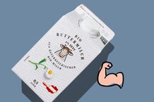 Muskelaufbau: Buttermilch als Eiweißquelle mit einem Muskel-Emoji auf einem blauen Hintergrund. | © Land schafft Leben