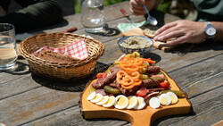 Almjause mit regionalen Lebensmitteln | © Land schafft Leben