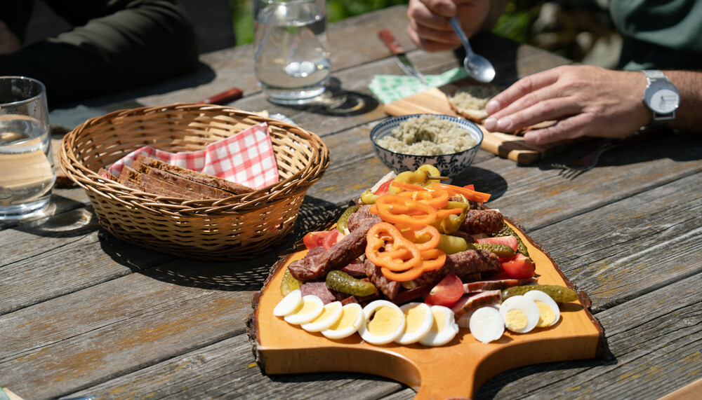 Almjause mit regionalen Lebensmitteln | © Land schafft Leben