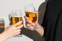 Bier anstoßen | © Land schafft Leben