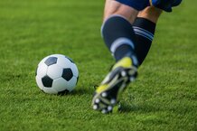 Fußball Ankick am grünen Rasen © Freepik