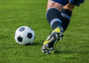 Fußball Ankick am grünen Rasen © Freepik