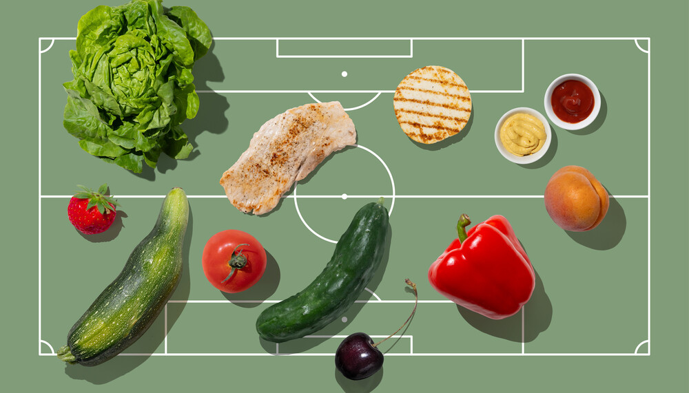 Gurken, Paprika, Tomaten, Salat, Grillfleisch und Käse auf dem Fußballplatz | © Land schafft Leben