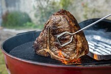 Rindersteak am Grill | © Land schafft Leben