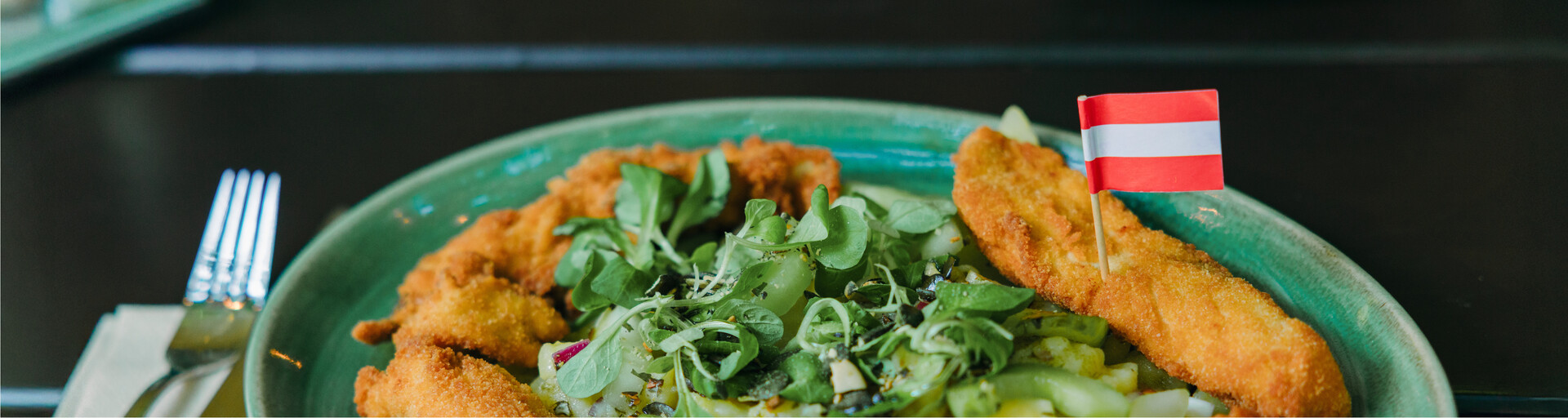Steirischer Backhendlsalat mit Österreich-Fähnchen | © Land schafft Leben
