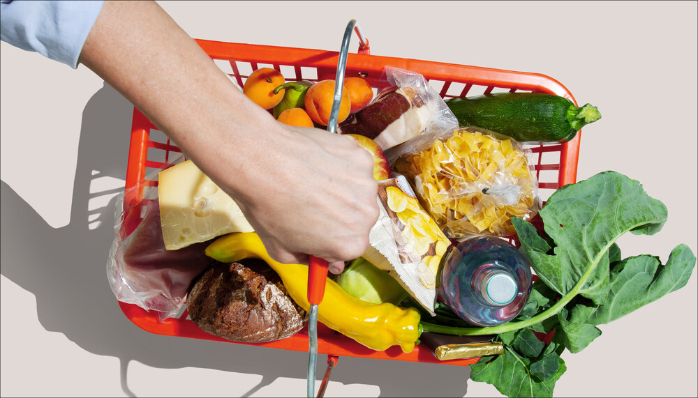 Einkaufskorb mit verschiedenen Lebensmitteln | © Land schafft Leben