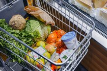 Einkaufswagen mit verschiedenen Lebensmitteln | © Land schafft Leben