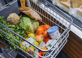 Einkaufswagen mit verschiedenen Lebensmitteln | © Land schafft Leben