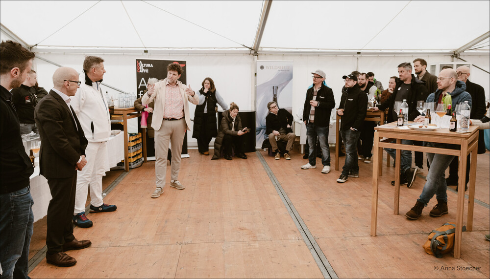 Teilnehmer diskutieren über die Wurstproduktion | © Anna Stoecher