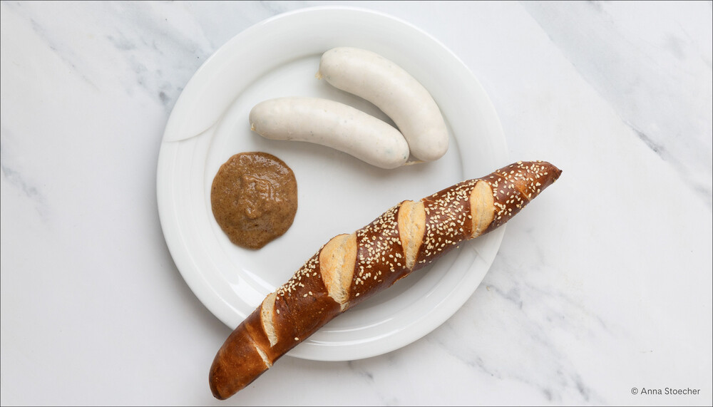 Weißwurst auf Teller mit Senf und Laugenstangerl | © Anna Stoecher