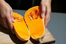 aufgeschnittener Butternuss-Kürbis | © Land schafft Leben