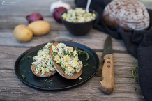 Kartoffelkäse-Aufstrich auf Brot | © Carletto Photography