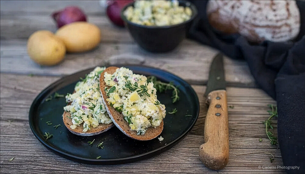 Kartoffelkäse-Aufstrich auf Brot | © Carletto Photography