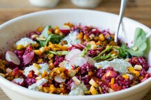 Salat aus Buchweizen mit Radieschen Rote Rueben Hokkaido Ziegenkäse | © Land schafft Leben