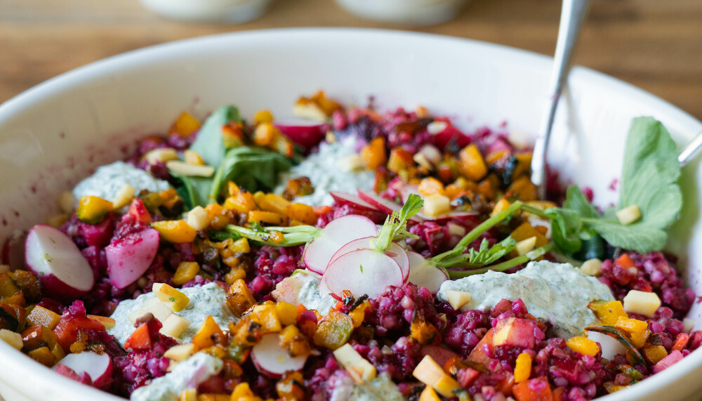 Salatschüssel mit Buchweizen Radieschen Rote Ruben Hokkaido | © Land schafft Leben