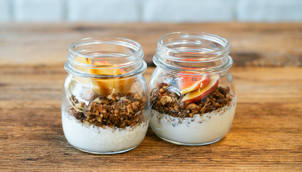 Bcuhweizen Granola im Glas mit Naturjoghurt und Apfelscheiben | © Land schafft Leben