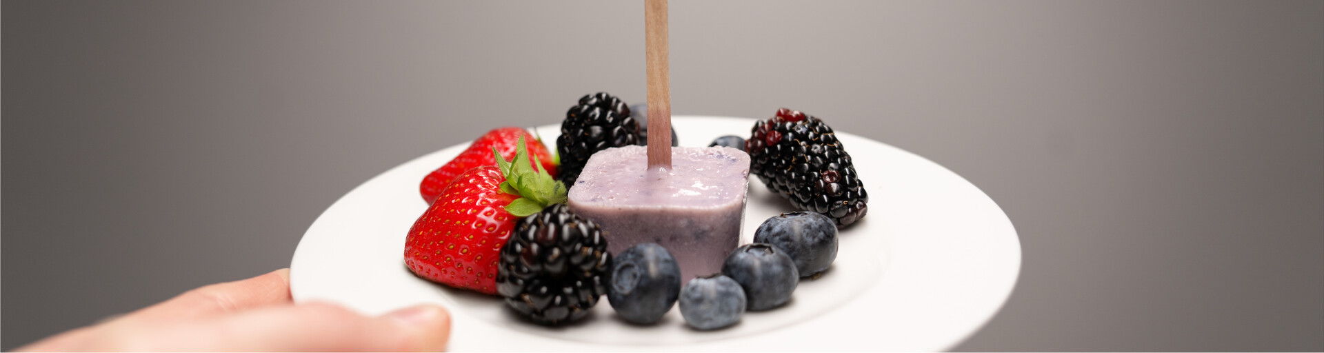 Beereneis mit Erdbeeren und Milch hat jetzt Saison | © Land schafft Leben