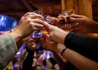 Anstoßen mit Shotgläsern | © Land schafft Leben
