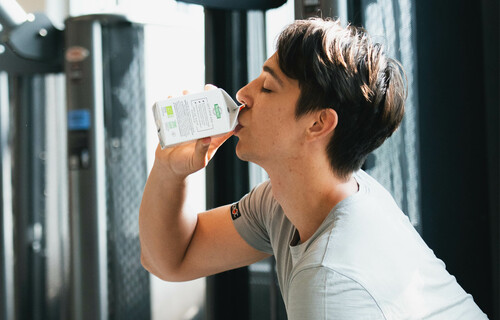 Junge trinkt Buttermilch im Fitnessstudio | © Land schafft Leben