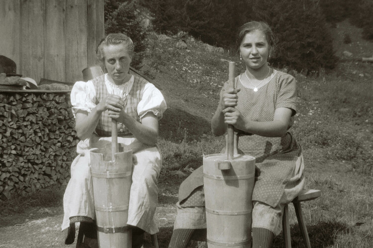 Zwei Frauen beim Butterstampfen | © Österreichische Nationalbibliothek