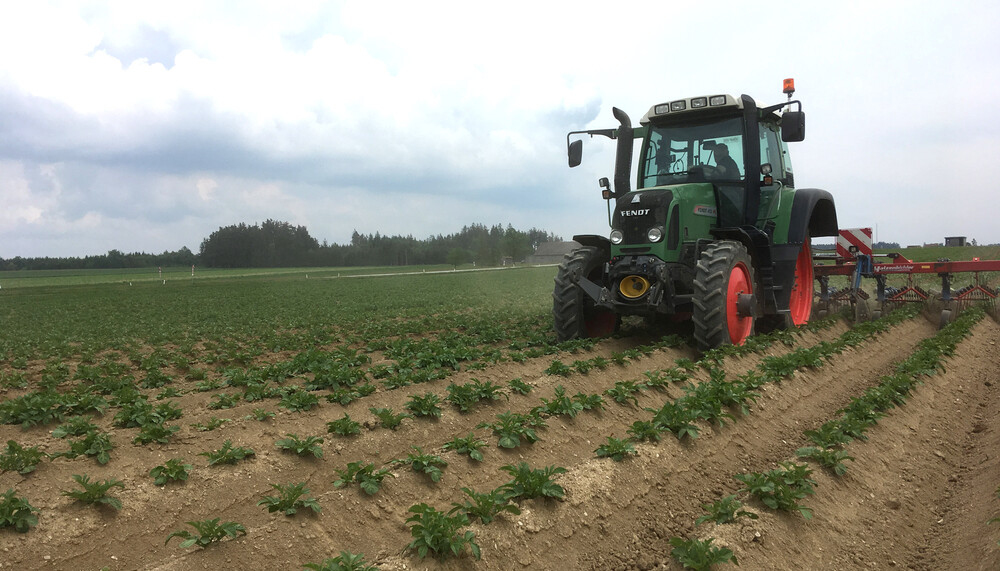 Traktor fährt auf Kartoffelacker | © Land schafft Leben