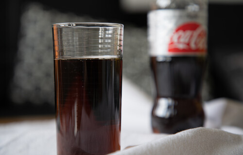 Light | © Land schafft Leben Glas mit Coca Cola Light vor Flasche Coca Cola Light | © Land schafft Leben