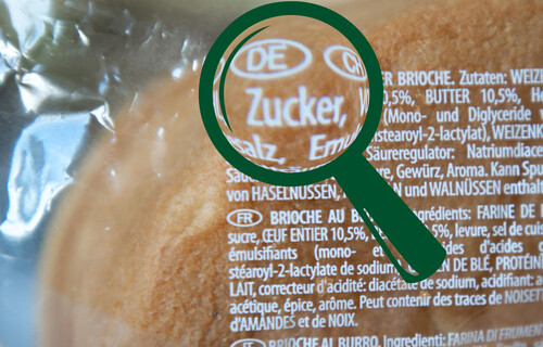 Zucker Zutaten | © Land schafft Leben Lupe vergrößert Zutaten auf Brotpackung | © Land schafft Leben