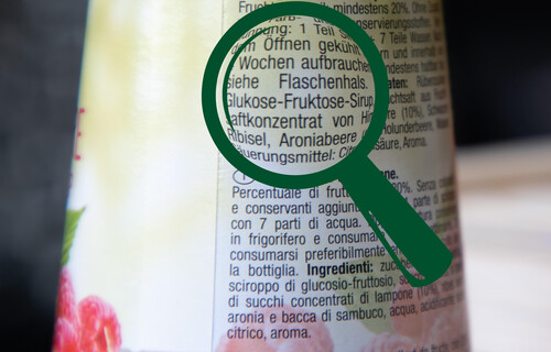 Fructose Glucose Sirup | © Land schafft Leben Lupe vergrößert Zutaten auf Sirupflasche | © Land schafft Leben