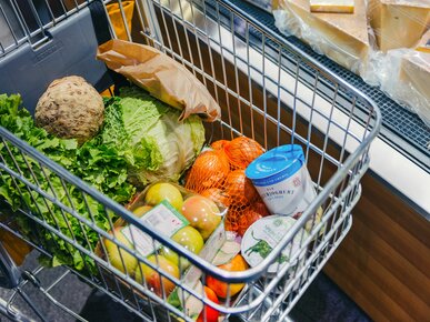 Einkaufswagen mit Lebensmitteln | © Land schafft Leben