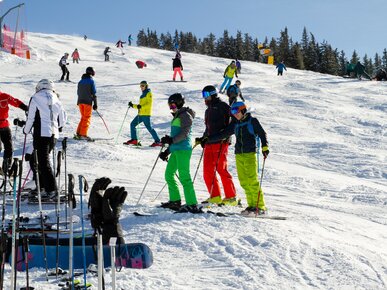 Skifahrer auf der Piste | © Land schafft Leben