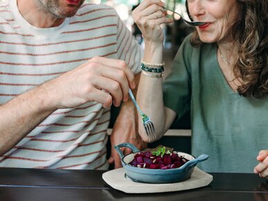 Mann und Frau essen rote-Rüben-Salat | © Land schafft Leben; teilweise KI-generiert
